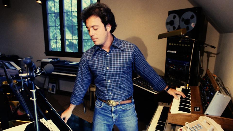 Billy Joel toca el piano en su casa de Los Ángeles