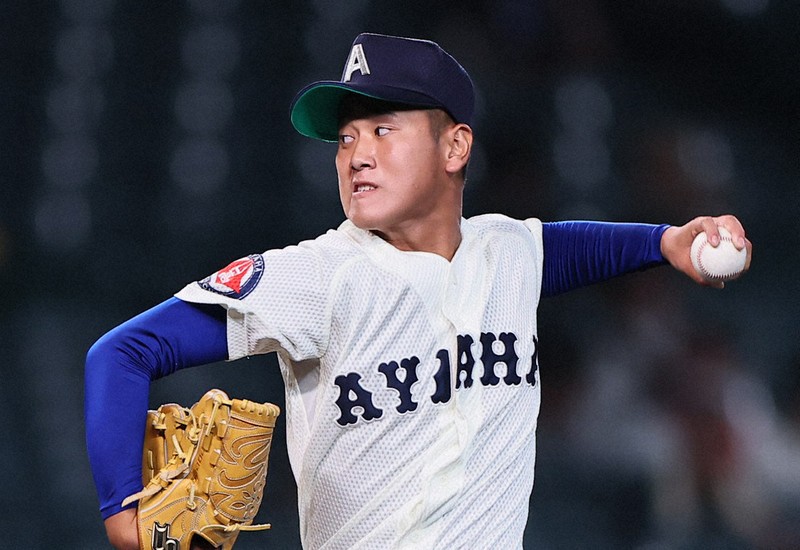 【綾羽－高知中央】力投する綾羽の3番手・藤田陸空＝阪神甲子園球場で2025年8月8日、長澤凜太郎撮影