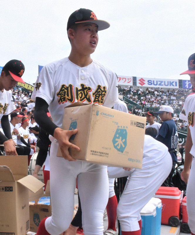 試合開始前、三塁側アルプスで段ボールに入った「かちわり氷」を運ぶ創成館の選手＝兵庫県西宮市の阪神甲子園球場で2025年8月13日午後1時16分、長岡健太郎撮影
