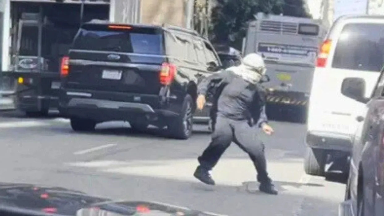Keffiyeh-clad anti-ICE protester threatens to stab agent, harm family in San Francisco mob attack