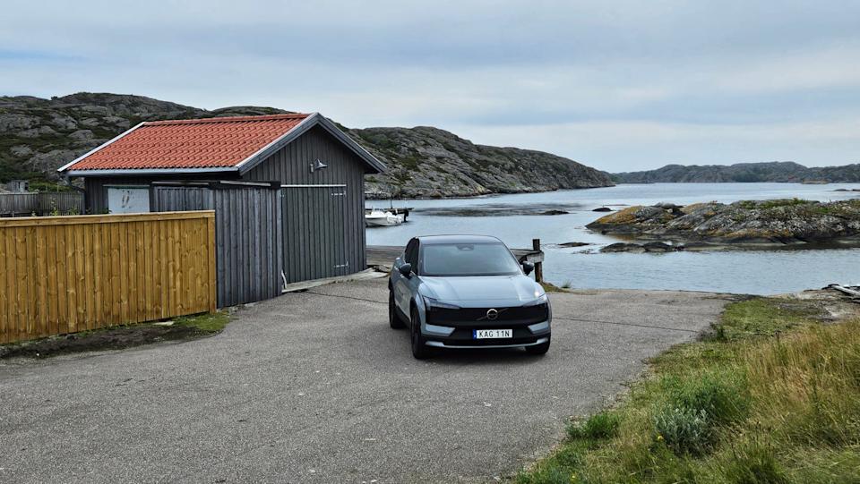 2026 volvo ex30 cross country
