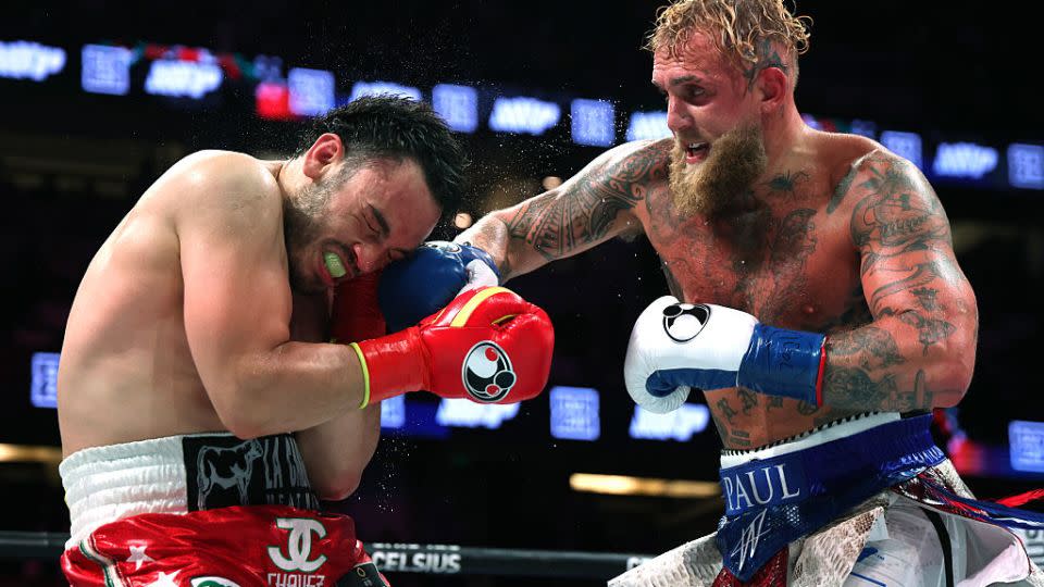 Jake Paul conecta un golpe a Julio César Chávez Jr. en una victoria por decisión unánime durante una pelea de peso crucero en el Honda Center el 28 de junio de 2025 en Anaheim, California. - Harry How/Getty Images North America