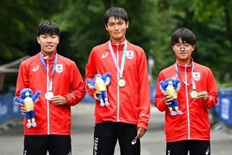 　陸上の男子20キロ競歩の団体で優勝した日本の（左から）土屋、原、吉迫＝ボーフム（（c）Michael　Chisholm/Rhine－Ruhr　2025、共同）