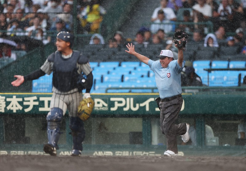 今大会初の「雨で中断」　横浜－敦賀気比、四回裏で　夏の甲子園