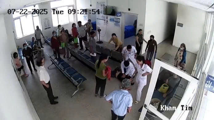 Nghẹt thở giây phút cứu nam thanh niên bất ngờ ngừng tim khi đang chờ khám bệnh