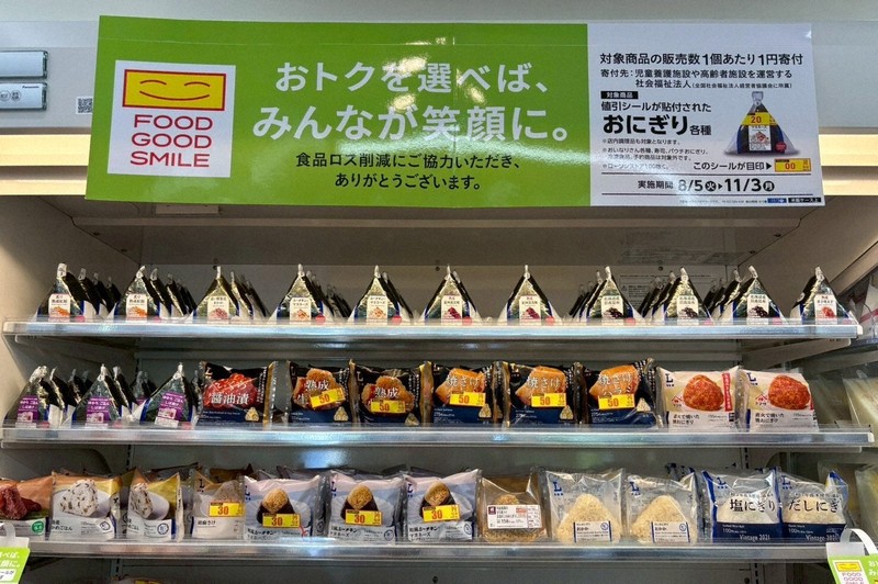 消費期限が近付き、値引きシールが貼られたおにぎり＝東京都板橋区で2025年8月5日午後、鴨田玲奈撮影