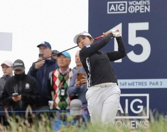 第2ラウンド、通算11アンダーで単独首位に立った山下美夢有＝ロイヤルポースコールGCで（共同）