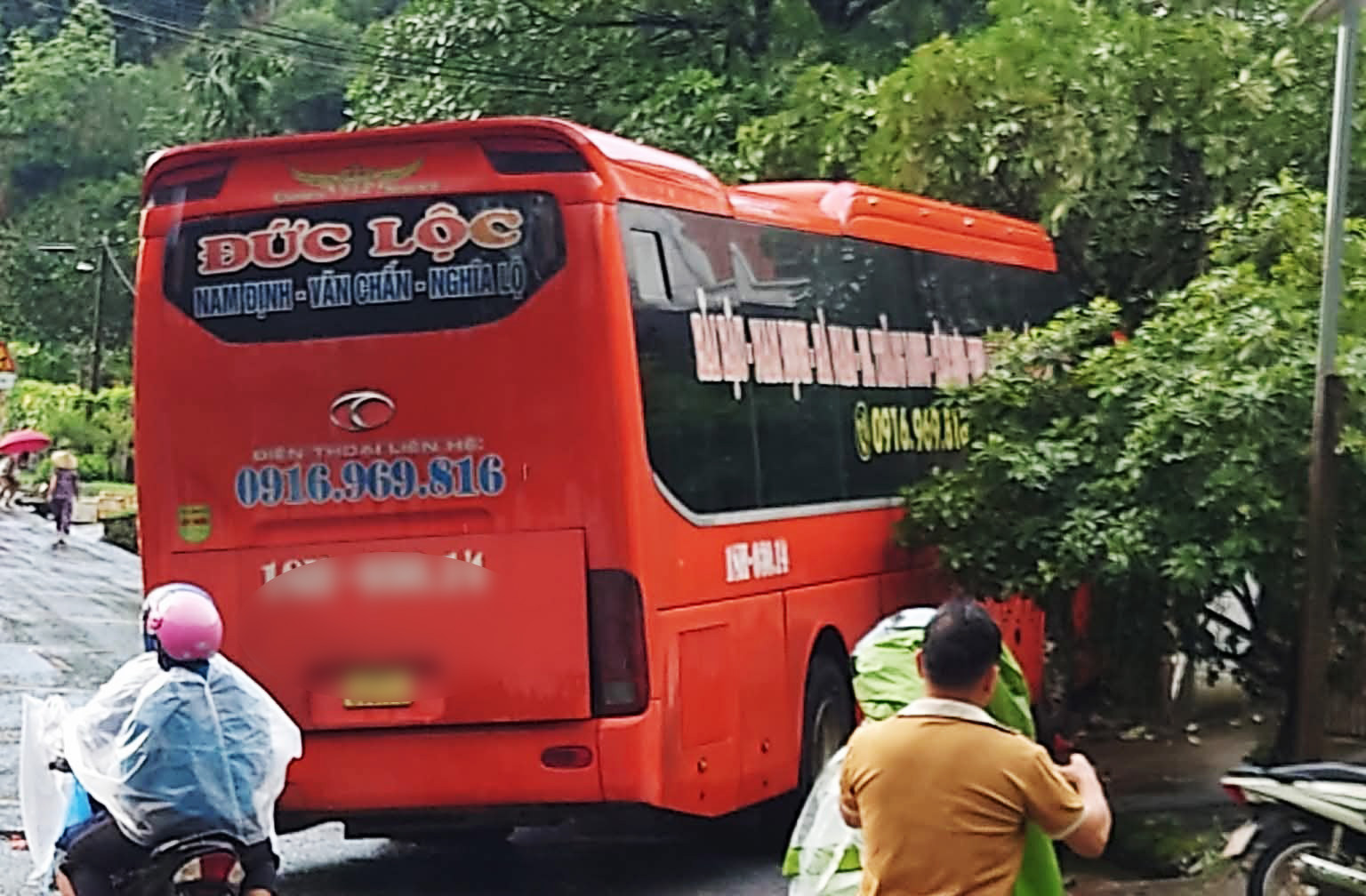 Xe khách chở 38 người gặp tai nạn ở Lào Cai, 1 người tử vong