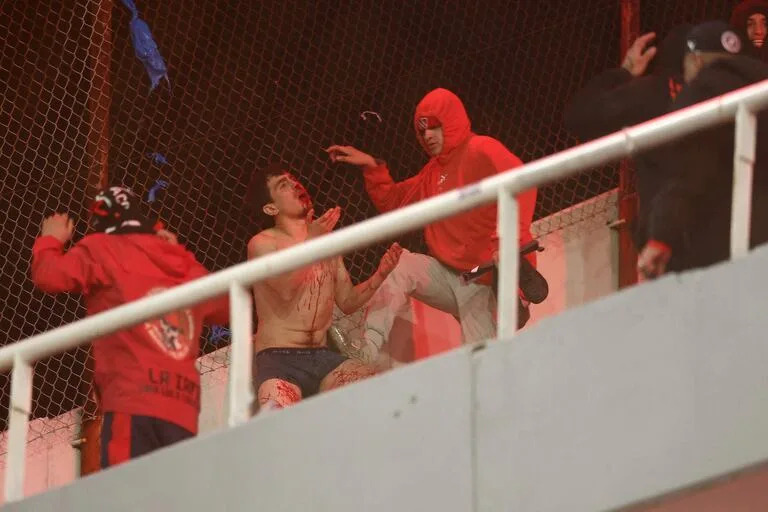 Hinchas de Independiente le robaron la ropa y pegaron a un simpatizante de U. de Chile.