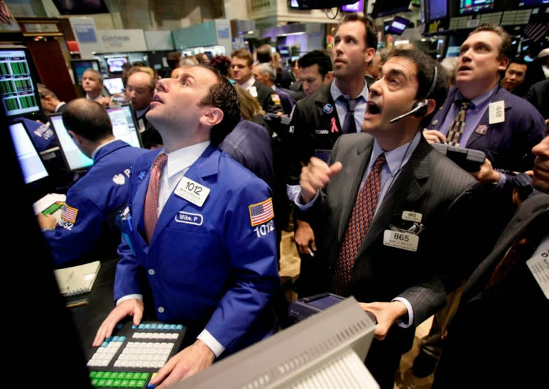 美股 S&P 500 指數週二(29日)收盤雖小跌,但盤中一度創下 6,400點的歷史紀錄。市場專家表示,短其內市場靜待聯準會利率決策,預計美股呈盤整。 圖:達志影像/美聯社資料照片