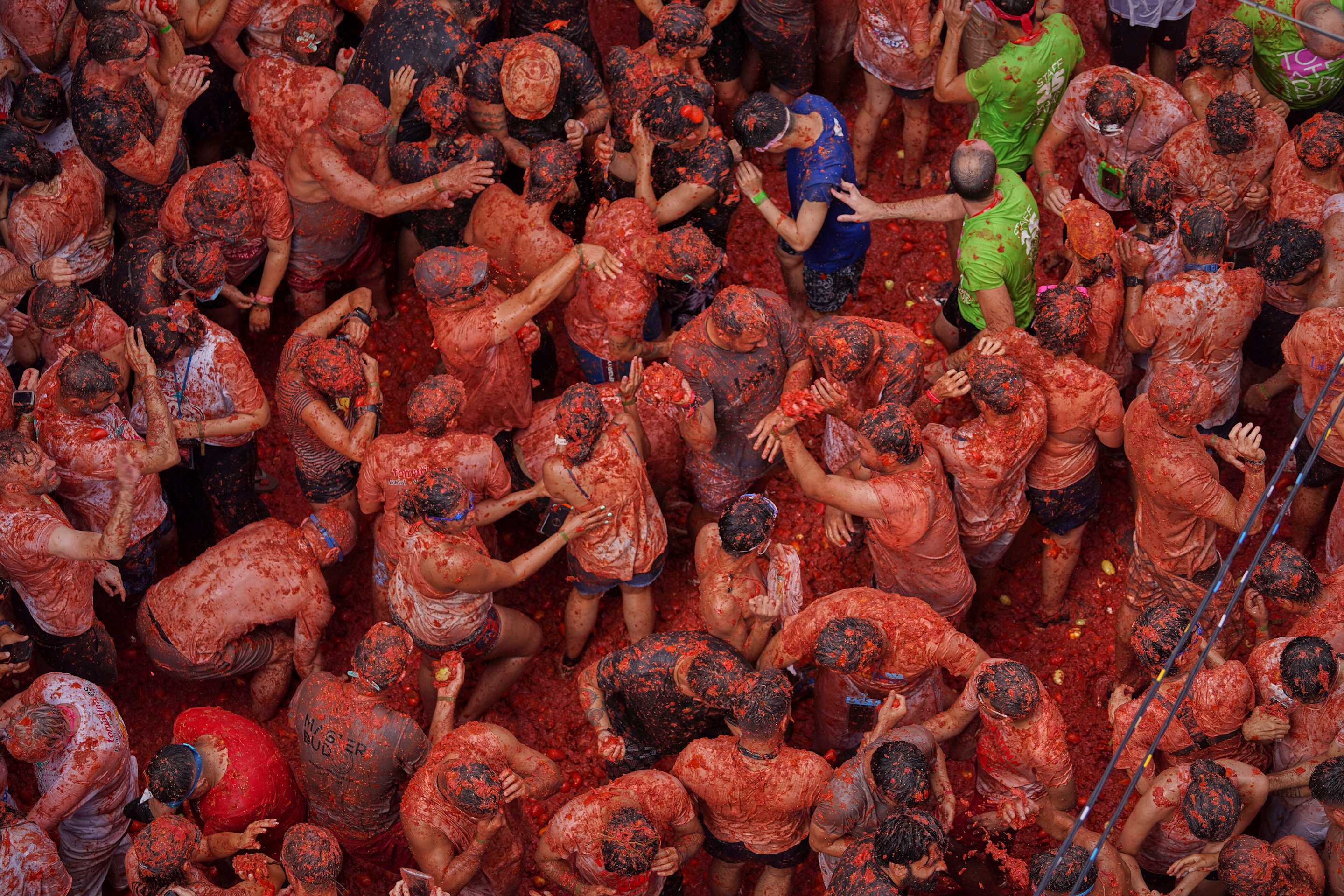 Los participantes se lanzan tomates durante la Tomatina, una fiesta anual de lucha de tomates, en el pueblo de Buñol, cerca de Valencia, España, el miércoles 27 de agosto de 2025. (Foto AP/Alberto Saiz)