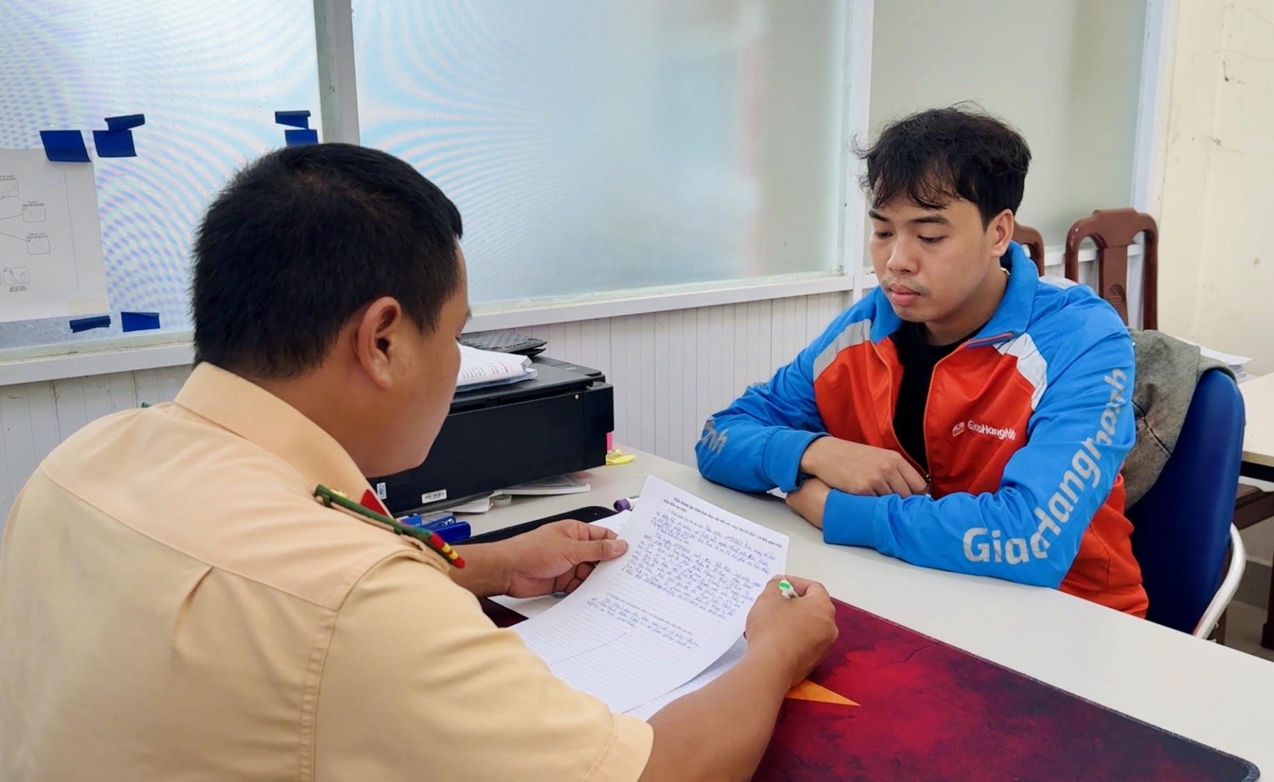 Xử phạt thanh niên lái ôtô mui trần kéo theo xe điện trên phố
