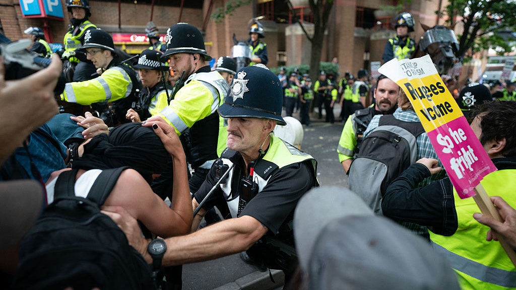 英國多地爆反移民示威　法拉奇：倘上台將大規模遣返難民