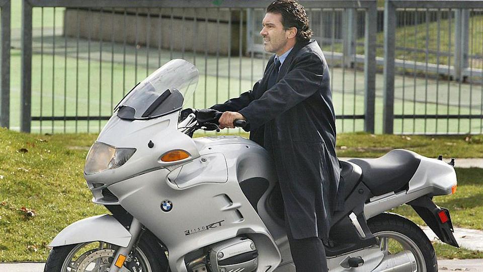 El actor Antonio Banderas conduce una motocicleta durante el rodaje de una escena de la película