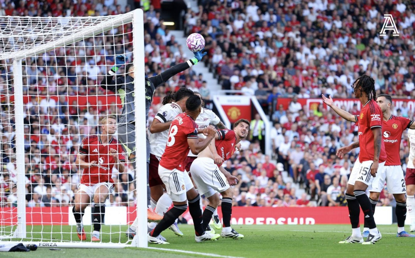 Gary Neville yêu cầu MU ký ngay Donnarumma hoặc Emiliano Martinez