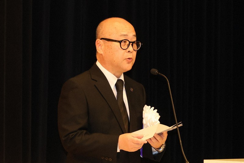 戦没者追悼・平和祈念式で「恒久平和に取り組むことは釜石の使命だ」と述べる釜石市の小野共市長=岩手県釜石市で2025年8月9日、奥田伸一撮影