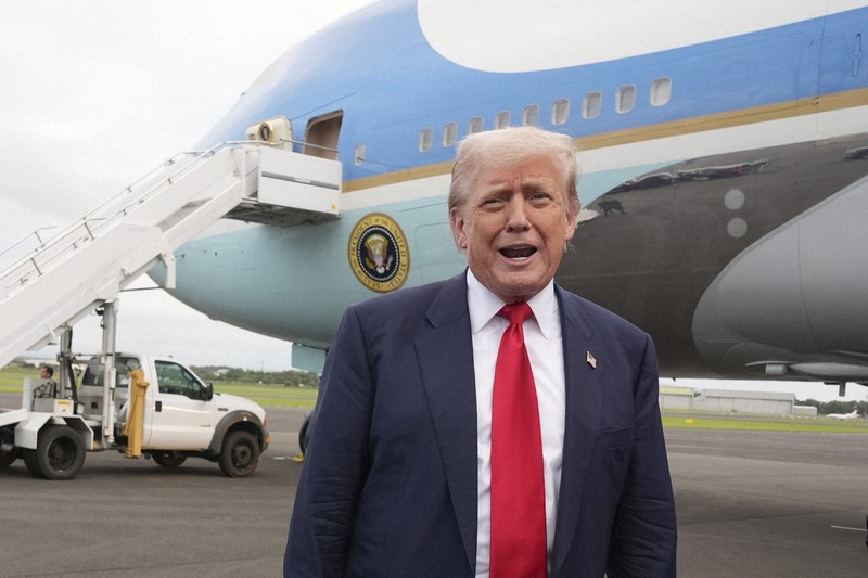 英北部スコットランドの空港に到着し、記者団の取材に応じるトランプ米大統領＝2025年7月25日、AP