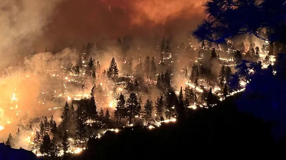 Smoke billows and flames rise from the Flat Fire in a location given as Deschutes County, Oregon, U.S., in this handout image released August 23, 2025. - Deschutes County Sheriff's Office/Reuters