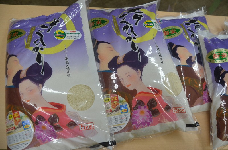 「七夕こしひかり」のパッケージ＝白石町の白石地区JA会館で2025年8月6日午前10時25分、石川貴教撮影
