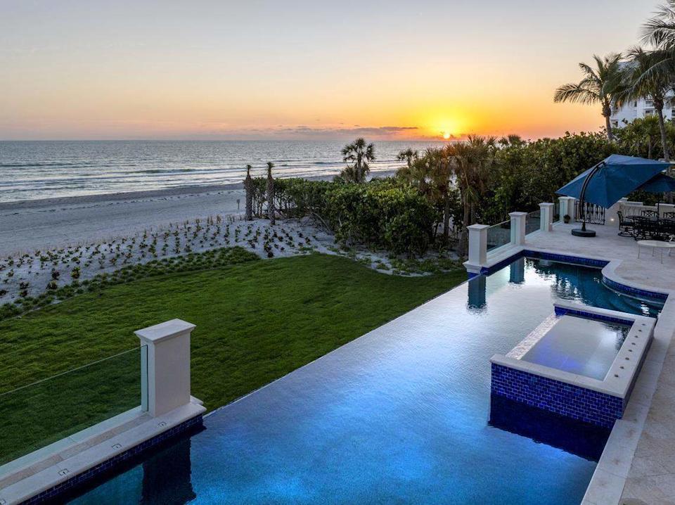 Una mansión en Longboat Key, que se ve aquí con acceso privado a la playa y vistas al Golfo de México, se vendió hace poco por un récord de $30.3 millones. Coldwell-Banker Realty
