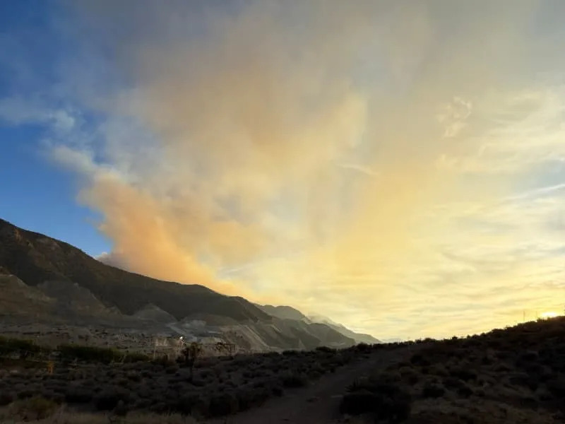 A large plume of smoke rising into the sky from the Gold Fire burning in the wilderness north of Big Bear Lake. The fire has charred over 300 acres, but no homes are currently threatened, according to the U.S. Forest Service. Katrina Kochneva/ZUMA Press Wire/dpa