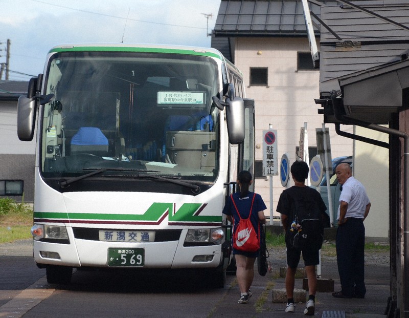 JR代行バスに乗車する利用客=山形県長井市のJR今泉駅で2025年8月1日午後4時30分、神崎修一撮影