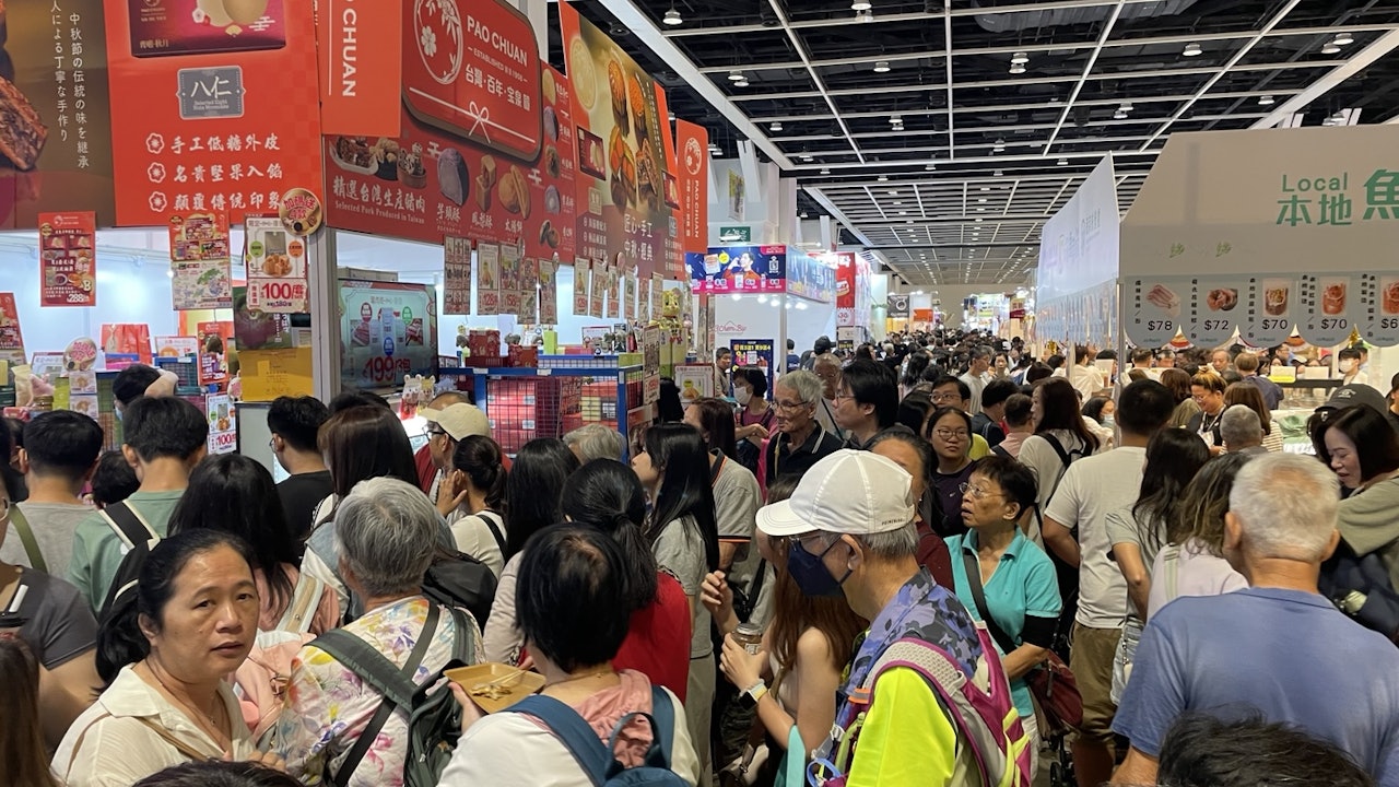 美食博覽展商稱生意按年升20%　市民提早3小時排隊入場搶$1產品