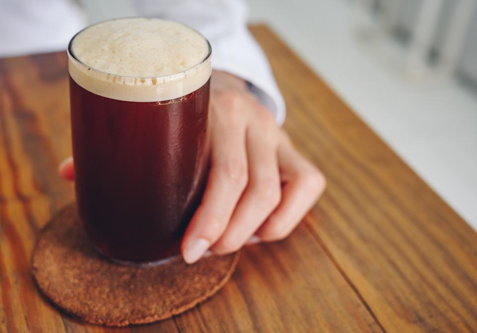 Las cervezas trapenses, con triple fermentación, mantienen la espuma mucho más que una lager común. Foto: Getty.