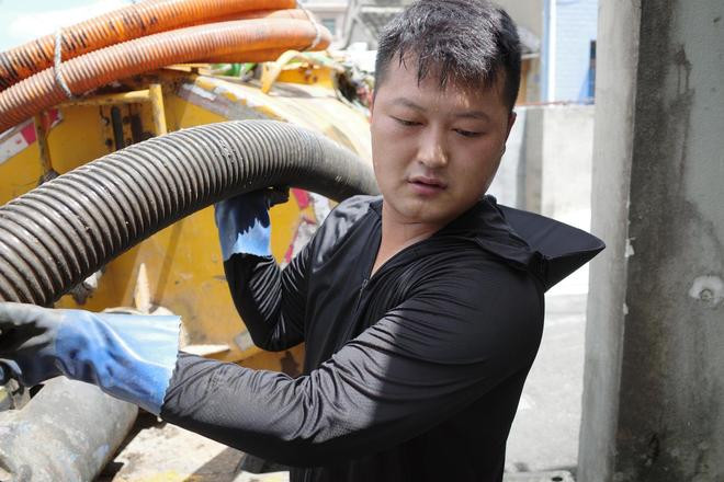 Chàng trai ngày đi hút bể phốt, tối lái xe sang, mơ tổ chức đám cưới đặc biệt