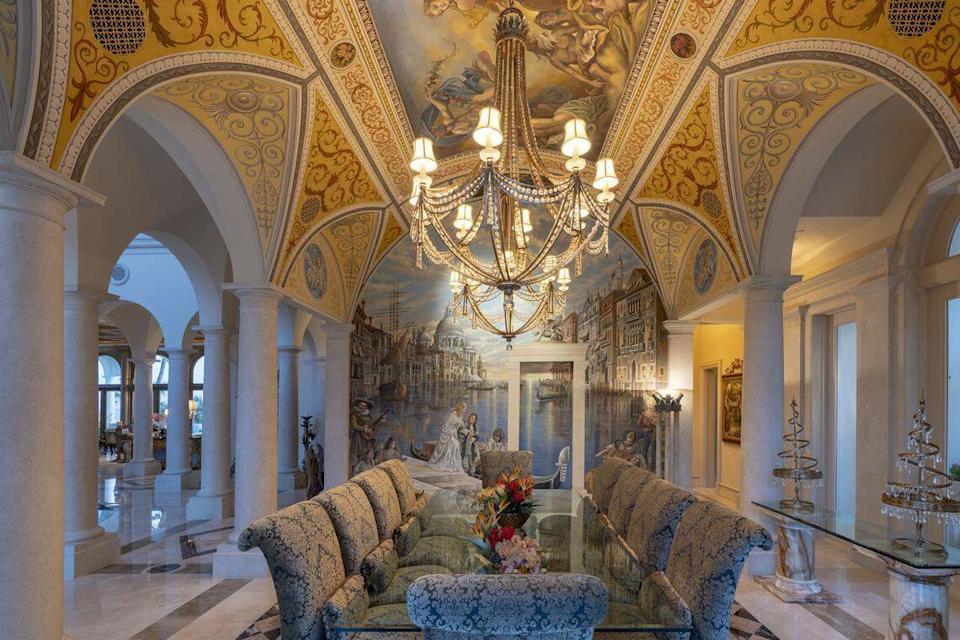 El interior de una mansión de $30.3 millones en Longboat Key, Sarasota, que batió récords. Se vendió en julio de 2025.