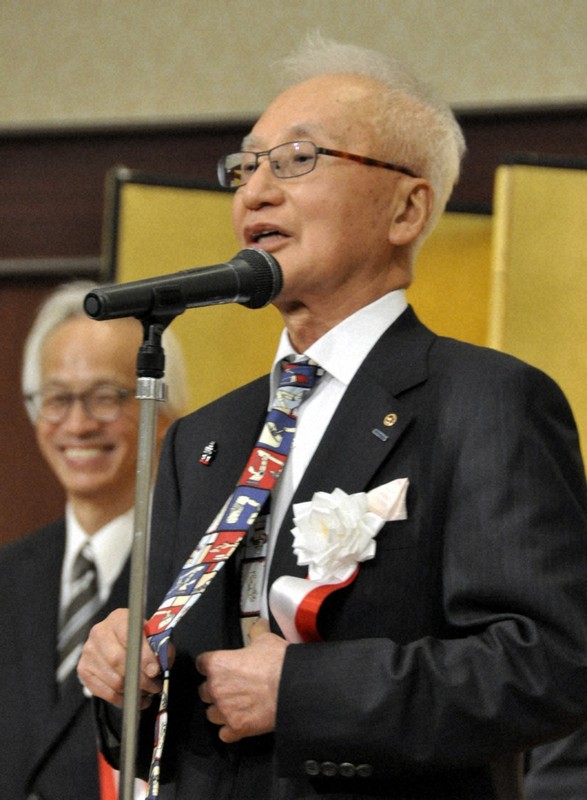 2016年の北九州商工会議所の新年賀詞交歓会でロボット柄のネクタイを披露する利島康司さん＝北九州市八幡東区で2016年1月6日、石田宗久撮影