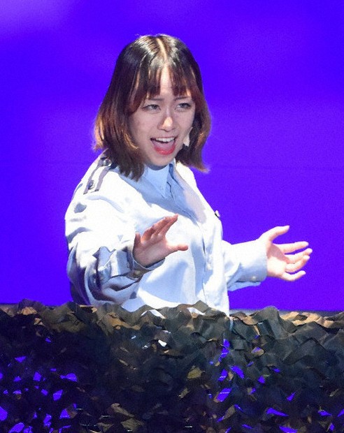 ミュージカル「戦争ごっこ」で、子どもらに実弾使用を告げる先生役の西原千尋さん＝高松市で2025年6月8日午後5時49分、佐々木雅彦撮影
