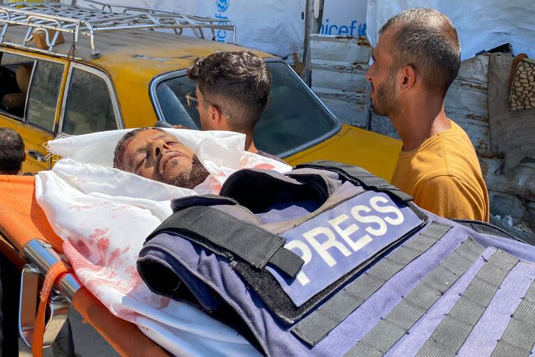Gazatíes cargan el cuerpo del periodista de Reuters Hussam al-Masri, quien murió en un ataque israelí contra el hospital Nasser en Khan Younis, al sur de la Franja de Gaza, durante su funeral el 25 de agosto de 2025.