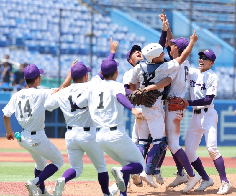 【岩倉－関東一】甲子園出場を決め、マウンドに駆け寄る関東一の選手たち＝神宮球場で2025年7月28日、後藤由耶撮影