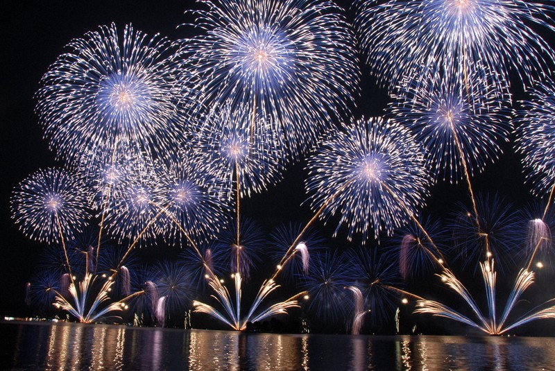 鮮やかな花火に歓声　888機のドローンショーも　松江水郷祭