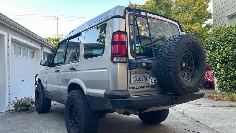 2000 Land Rover Discovery rear three-quarter view