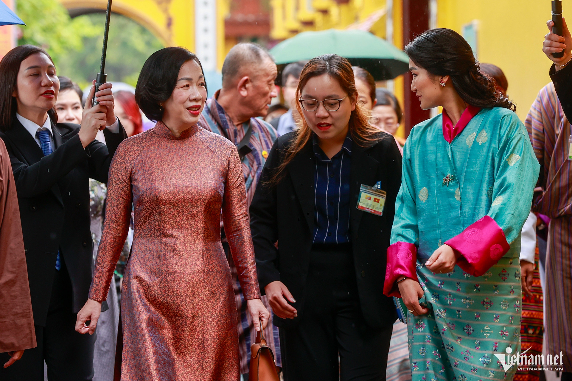 Phu nhân Chủ tịch nước và Hoàng hậu Bhutan vãn cảnh chùa Trấn Quốc dưới mưa đầu thu