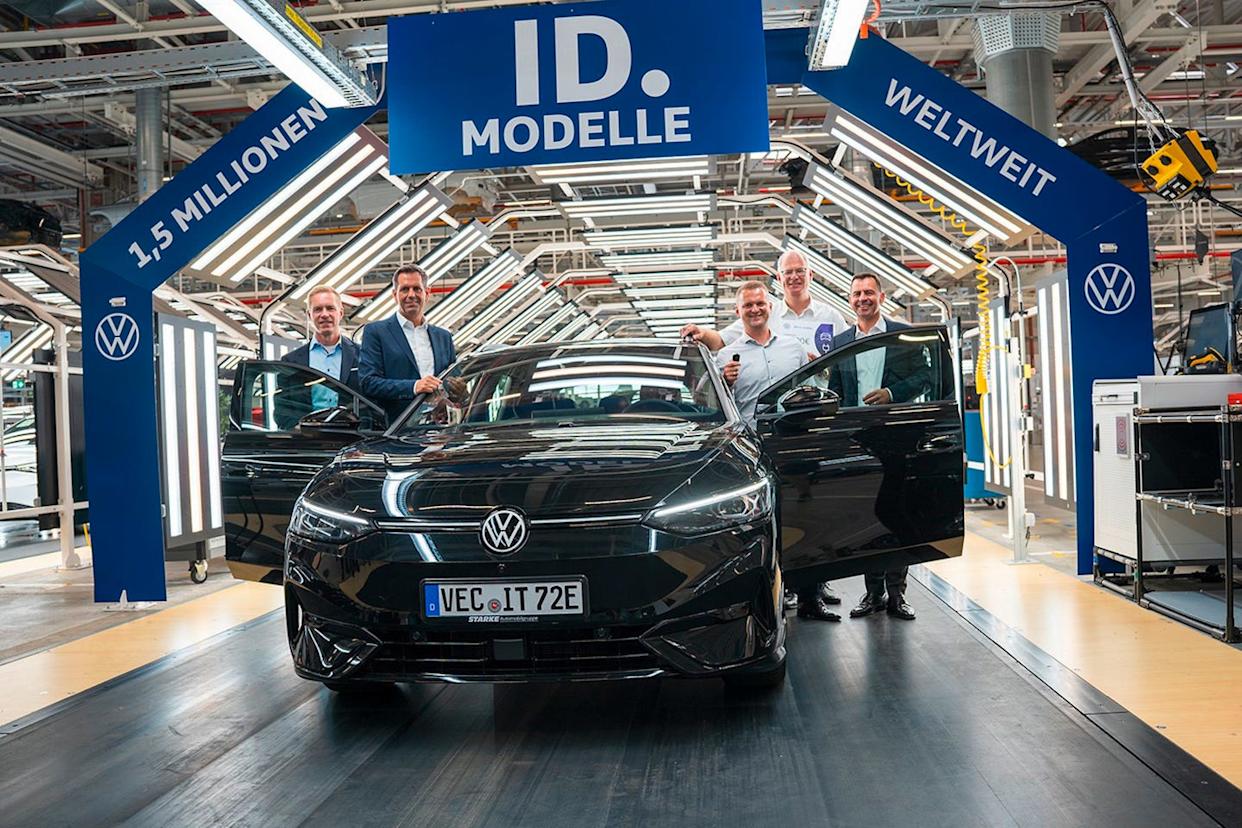 kai grünitz, olaf lies, robert müller, jörg tegeler, and martin sander at the handover of the 1.5 million id. model in emden.