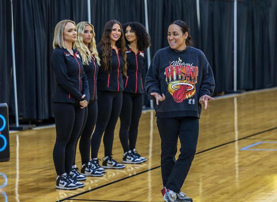 Las bailarinas del Miami Heat, incluyendo a Chelsea Varsaci (a la izquierda), se unen a Natalia González, directora de entretenimiento del Heat, para dar la bienvenida a los asistentes durante el taller previo a la audición en el Kaseya Center de Miami el jueves 24 de julio de 2025.