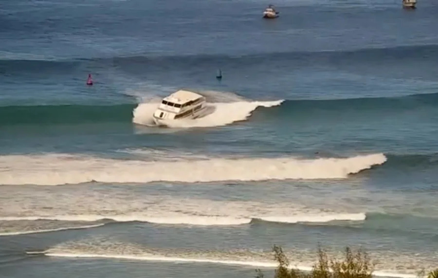 Passenger boat runs aground in high surf off Hawaii beach