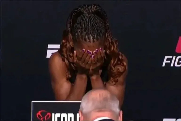 El gesto de Angela Hill lo dice todo: la luchadora de UFC sintió vergüenza al sacarse sus prótesis mamarias antes de un pesaje