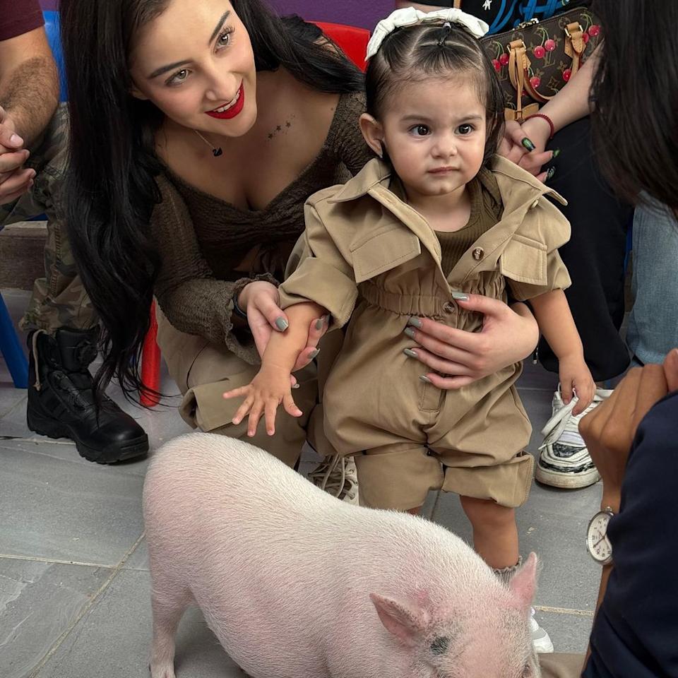 Tessa pudo interactuar en la granja con algunos animales, incluidos un cerdito.