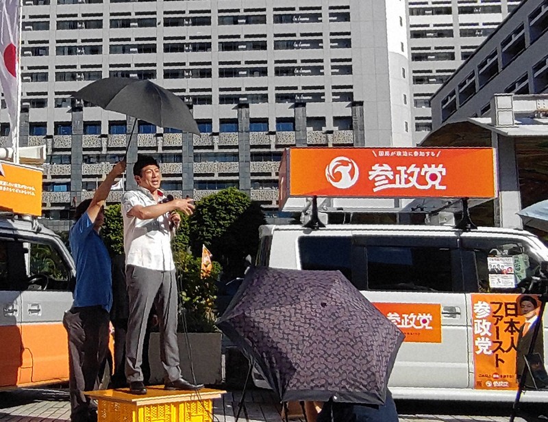街頭演説する参政党の神谷宗幣代表(左から2人目)=那覇市で2025年6月23日、栗原俊雄撮影