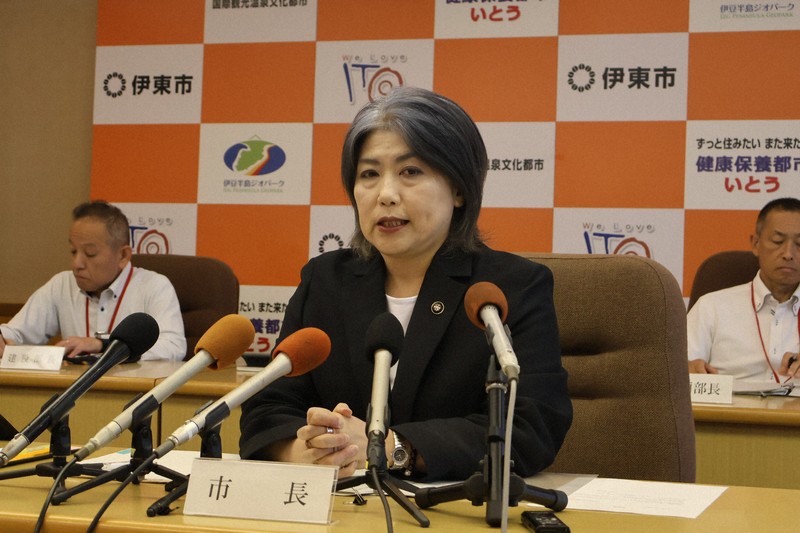 静岡・伊東市長、学歴詐称疑惑巡る質問に答えず　1カ月ぶり記者会見