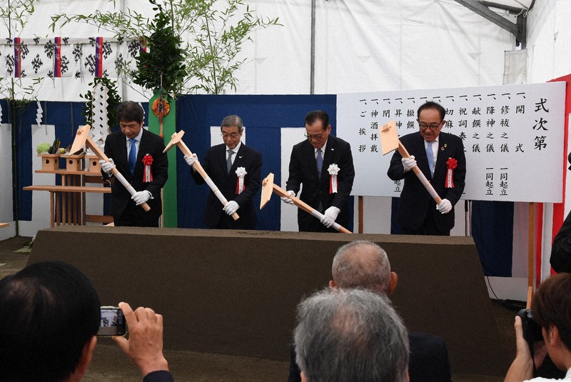ヤクルト2軍施設の起工式でくわ入れをする関係者＝守谷市で2025年8月8日午前10時50分、酒造唯撮影