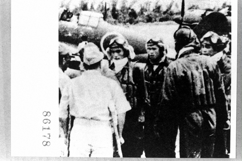神風特攻隊の第1陣として出撃する直前の敷島隊員たち。中央が上官に別れを告げる関行男大尉＝フィリピンのマバラカット基地で1944年10月25日