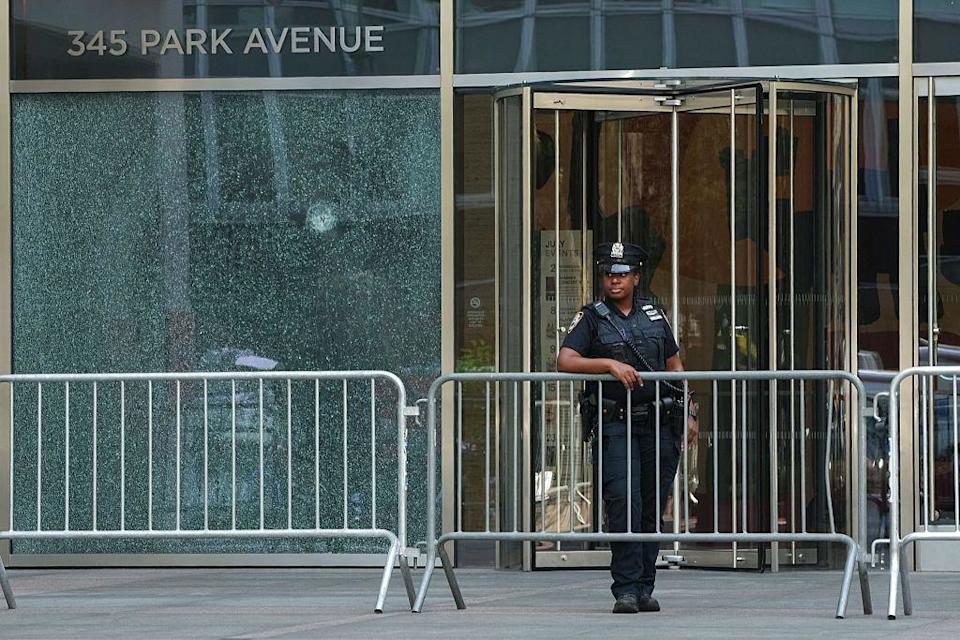 Policía frente al edificio