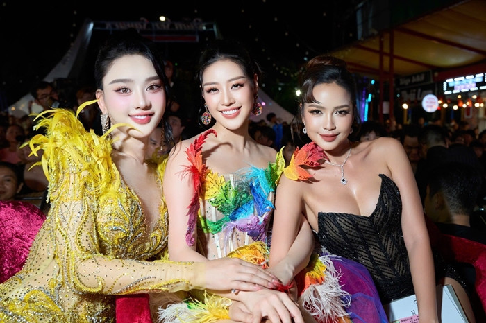 Mai Phương Thúy sexy chờ tuổi mới, Xuân Hinh vui vẻ trên máy bay