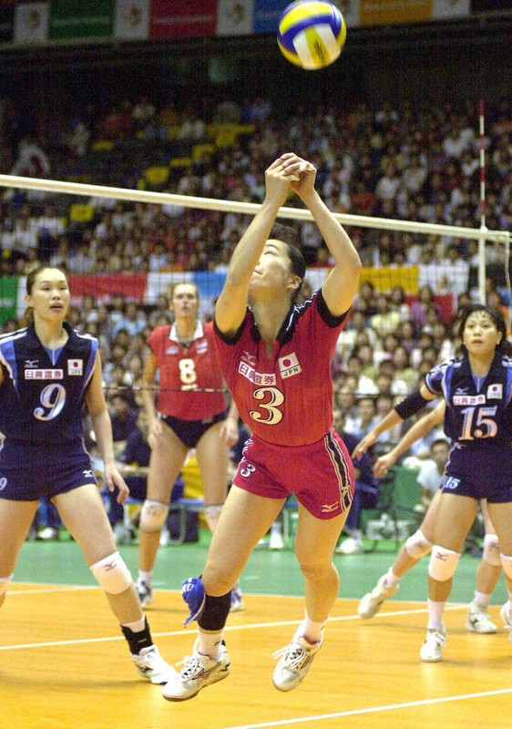 シドニー五輪のアジア地区予選を兼ねた世界最終予選・クロアチア戦でボールをつなぐ津雲博子さん(中央)=東京体育館で2000年6月24日、岩下幸一郎撮影