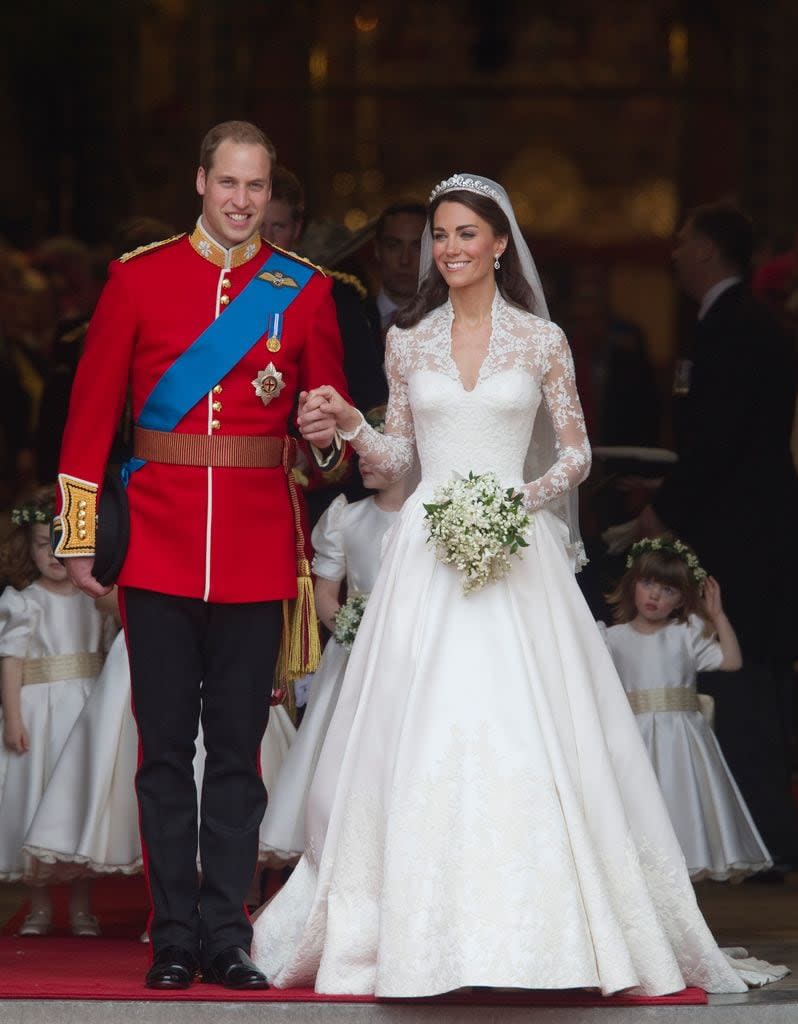 Plano entero de Kate Middleton y el príncipe Guillermo saliendo de la iglesia tras su boda
